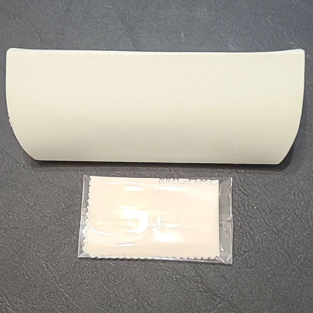 MICHAEL KORS White Eyeglass Case w/Cleaning Wipe